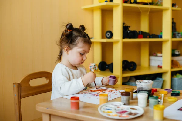 Uma Menina Bonita Está Brincando Pintando Seu Quarto Recreação Entretenimento — Fotografia de Stock
