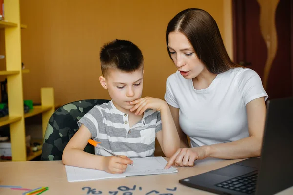 Una Madre Suo Figlio Sono Impegnati Nell Apprendimento Distanza Casa — Foto Stock