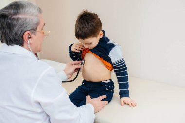 Genç bir çocuk modern bir klinikte deneyimli bir doktor tarafından dinlenir ve tedavi edilir. Bir virüs ve bir salgın.