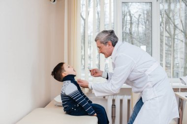 Genç bir çocuk modern bir klinikte deneyimli bir doktor tarafından dinlenir ve tedavi edilir. Bir virüs ve bir salgın.