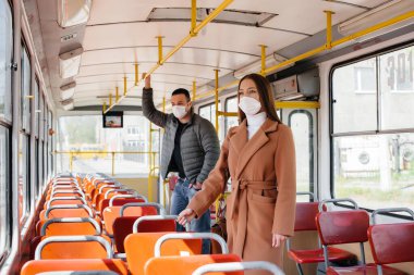 Koronavirüs salgını sırasında toplu taşıma araçlarındaki yolcular birbirlerinden uzak dururlar. Koruma ve önleme bölmesi 19