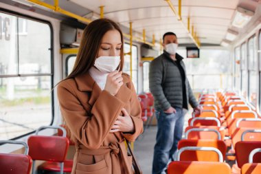Koronavirüs salgını sırasında toplu taşıma araçlarındaki yolcular birbirlerinden uzak dururlar. Koruma ve önleme bölmesi 19
