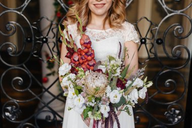 Şaşırtıcı derecede güzel ve şık bir düğün buketi gelini kendine yakın tutar. Çiçekçi