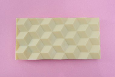 Parlak bir arka planda doğal el yapımı çikolata..