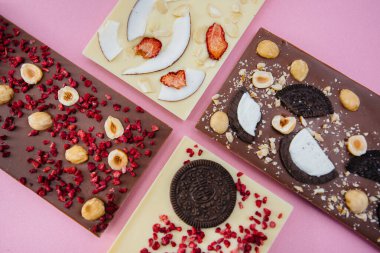 Parlak bir arka planda doğal el yapımı çikolata..