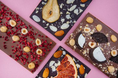 Parlak bir arka planda doğal el yapımı çikolata..