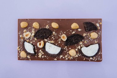 Parlak bir arka planda doğal el yapımı çikolata..