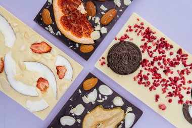 Parlak bir arka planda doğal el yapımı çikolata..