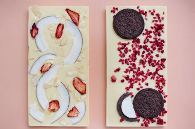 Parlak bir arka planda doğal el yapımı çikolata..