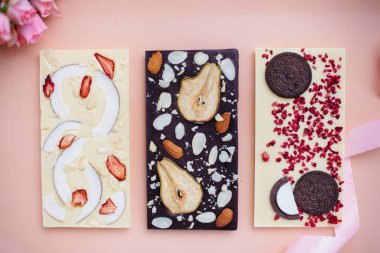 Parlak bir arka planda doğal el yapımı çikolata..