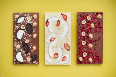 Parlak bir arka planda doğal el yapımı çikolata..