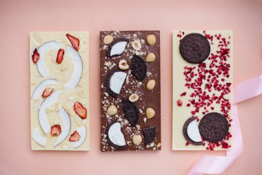 Parlak bir arka planda doğal el yapımı çikolata..