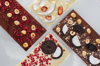 Parlak bir arka planda doğal el yapımı çikolata..