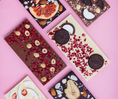 Parlak bir arka planda doğal el yapımı çikolata..