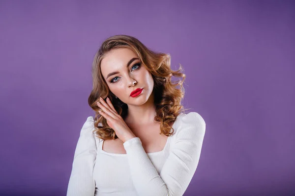 Uma Jovem Menina Bonita Mostra Emoções Sorrisos Estúdio Fundo Roxo — Fotografia de Stock