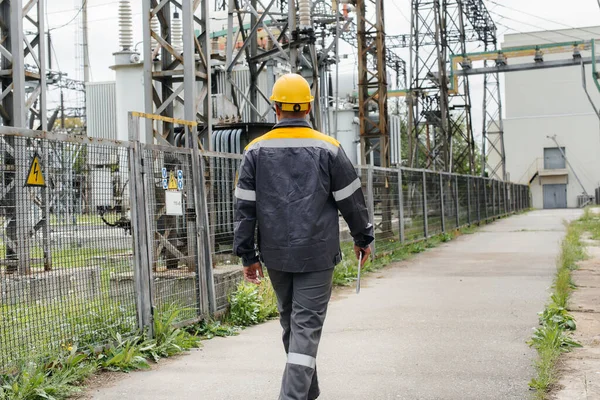 Funcionário Engenharia Faz Passeio Inspeção Uma Subestação Elétrica Moderna Energia — Fotografia de Stock