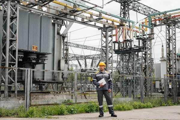 能源工程师检查变电站的设备 电力工程 — 图库照片