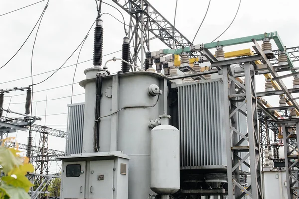Μετασχηματιστής Ενέργειας Στον Ηλεκτρικό Υποσταθμό Ηλεκτρολόγος Μηχανικός Βιομηχανία — Φωτογραφία Αρχείου