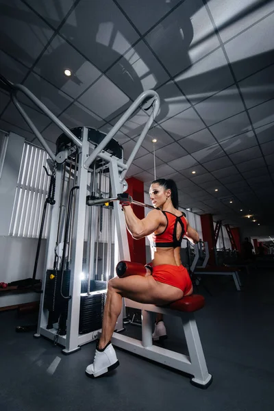 Une Belle Fille Sexy Athlétique Entraîne Fait Fitness Dans Salle — Photo