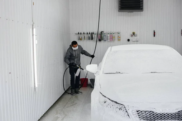 Lavado Moderno Con Espuma Agua Alta Presión Coche Blanco Lavado — Foto de Stock