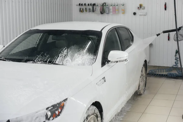 Lavagem Moderna Com Espuma Água Alta Pressão Carro Branco Lavagem — Fotografia de Stock