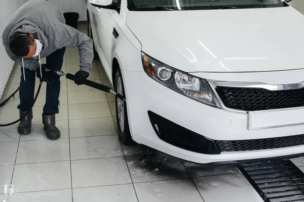 Lavaggio Moderno Con Schiuma Acqua Alta Pressione Auto Bianca Autolavaggio — Foto Stock