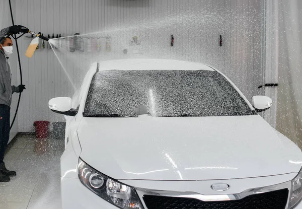 Lavado Moderno Con Espuma Agua Alta Presión Coche Blanco Lavado — Foto de Stock