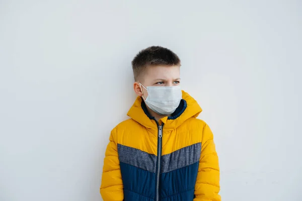Boy Stands Gray Background Mask Quarantine Free Space Quarantine Mask — Stock Photo, Image