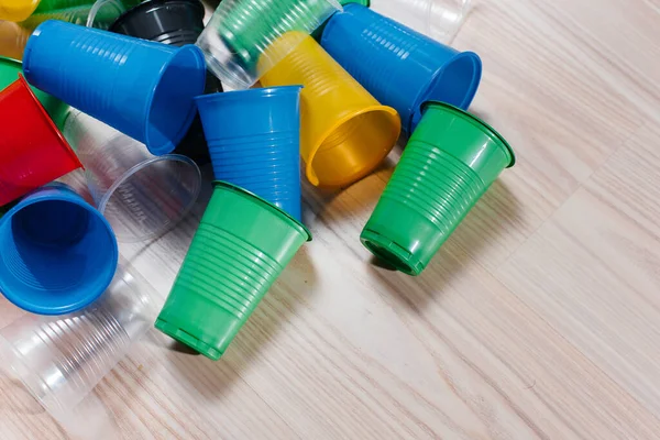 Una Gran Pila Copas Plástico Multicolores Esparcidas Por Suelo Contaminación — Foto de Stock