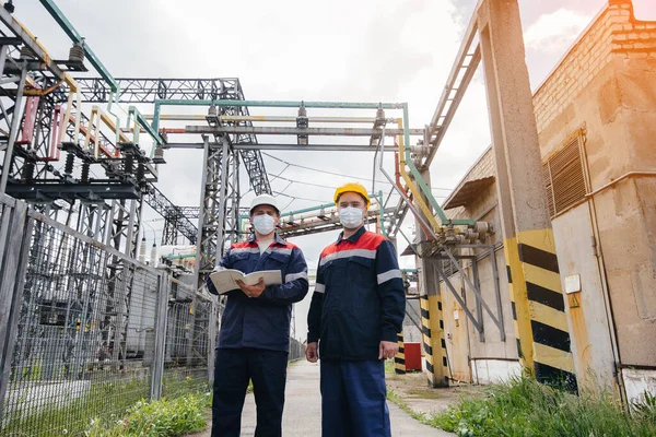 Engenheiros Subestações Elétricas Realizar Uma Pesquisa Equipamentos Modernos Alta Tensão — Fotografia de Stock