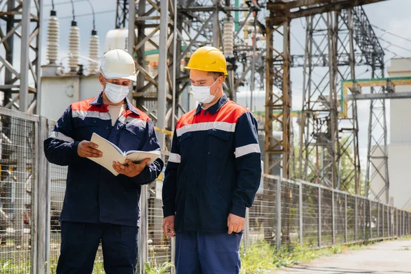 Engenheiros Subestações Elétricas Realizar Uma Pesquisa Equipamentos Modernos Alta Tensão — Fotografia de Stock