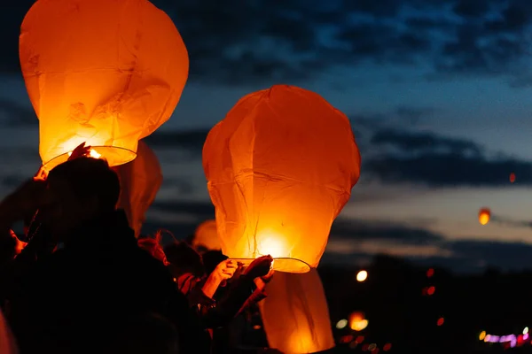 Avonds Bij Zonsondergang Lanceren Mensen Met Hun Familie Vrienden Traditionele — Stockfoto