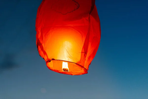 Noite Pôr Sol Pessoas Com Seus Parentes Amigos Lançam Lanternas — Fotografia de Stock