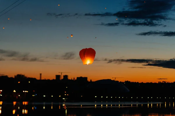 Sera Tramonto Persone Con Loro Parenti Amici Lanciano Lanterne Tradizionali — Foto Stock