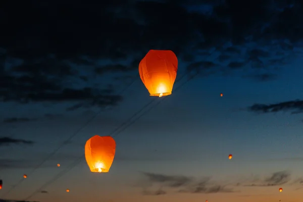 Noite Pôr Sol Pessoas Com Seus Parentes Amigos Lançam Lanternas — Fotografia de Stock