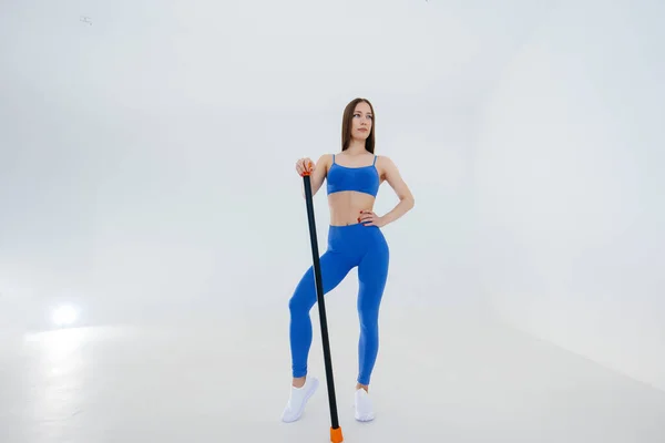 Sexy Junge Mädchen Führt Sport Übungen Auf Weißem Hintergrund Fitness — Stockfoto