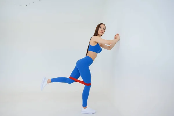 Seksi Genç Kız Beyaz Bir Arka Planda Spor Egzersizleri Yapıyor — Stok fotoğraf