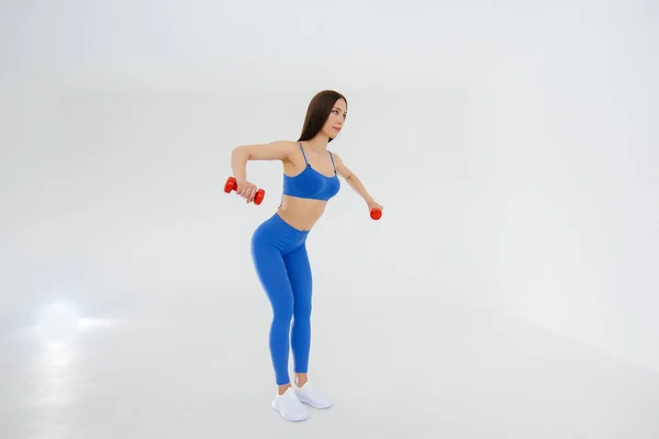 Sexy Młoda Dziewczyna Wykonuje Ćwiczenia Sportowe Białym Tle Sprawność Zdrowy — Zdjęcie stockowe