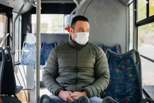 一个年轻的蒙面男子在大流行病期间独自使用公共交通 保护和预防系数D — 图库照片