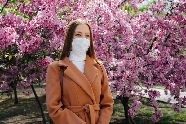 Una Giovane Ragazza Toglie Maschera Respira Profondamente Dopo Fine Della — Foto Stock