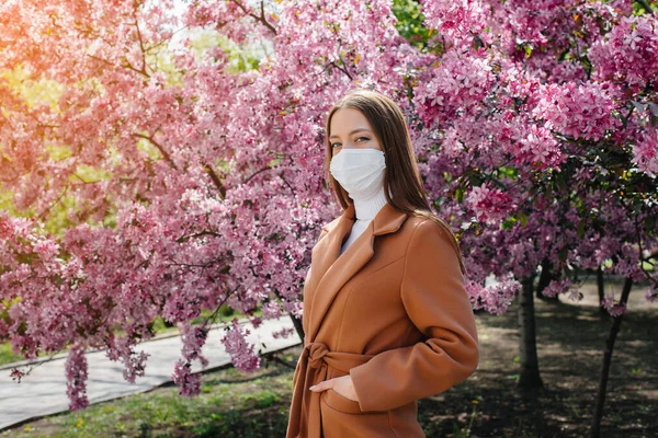 Uma Jovem Tira Máscara Respira Profundamente Após Fim Pandemia Dia — Fotografia de Stock