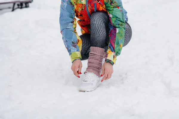 Young Athletic Girl Ties Her Shoes Frosty Snowy Day Fitness — Stock Photo, Image