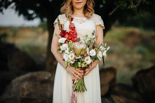 Splendidamente Bello Elegante Bouquet Sposa Tiene Sposa Primo Piano Floristica — Foto Stock