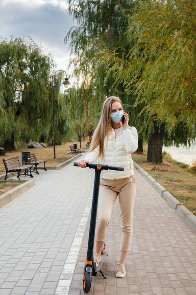 Young Beautiful Girl Mask Riding Park Electric Scooter Warm Autumn — Stock Photo, Image