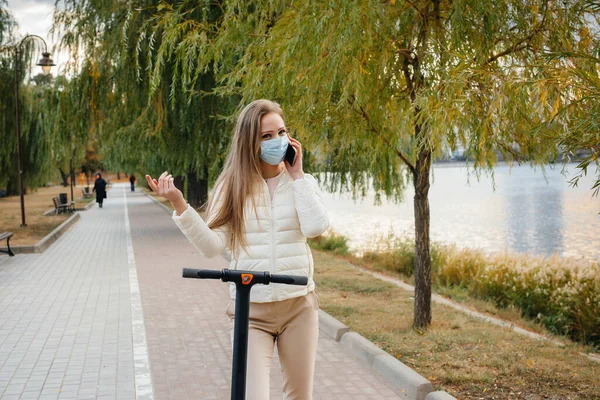 Menina Bonita Nova Uma Máscara Montando Parque Uma Scooter Elétrica — Fotografia de Stock