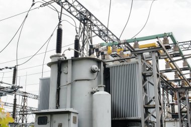 Elektrik santralinde güç transformatörü. Güç mühendisliği. Sanayi