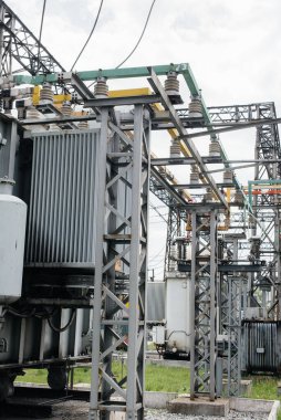 Elektrik santralinde güç transformatörü. Güç mühendisliği. Sanayi