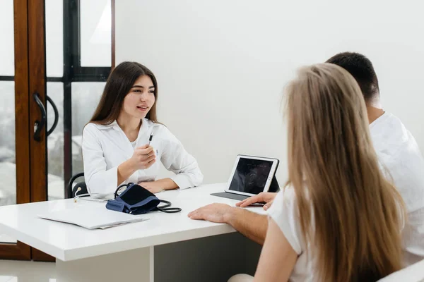 Mladý Pár Konzultaci Gynekologem Ultrazvuku Těhotenství Zdravotní Péče — Stock fotografie