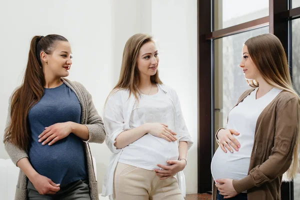 Μια Ομάδα Νεαρών Εγκύων Κοριτσιών Επικοινωνούν Στην Προγεννητική Τάξη Φροντίδα — Φωτογραφία Αρχείου
