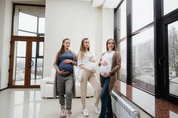 Grupo Jóvenes Embarazadas Comunican Clase Prenatal Atención Consulta Las Mujeres —  Fotos de Stock
